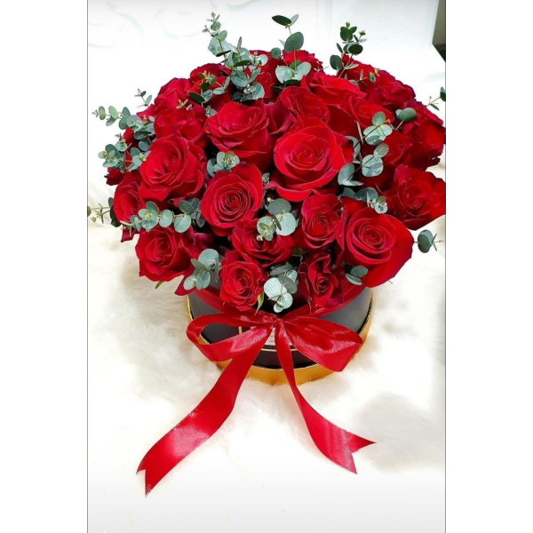 Aranjament floral (trandafiri,eucalipt)